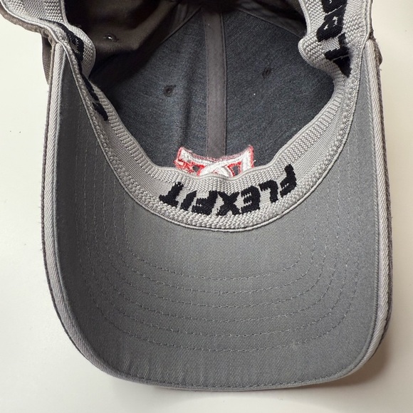 DC Shoes Flexfit Charcoal Hat with White & Red Emblem Logo Skate Skateboarding - Picture 9 of 15
